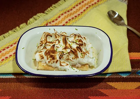 Une personne répare la